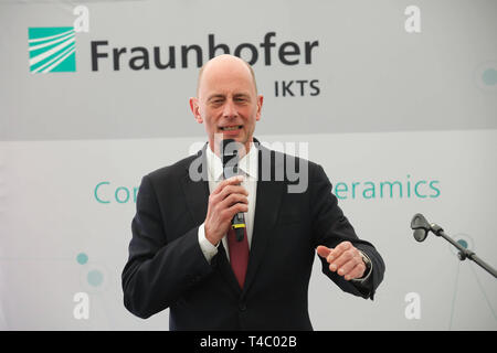 15 April 2019, Thuringia, Hermsdorf: Wolfgang Tiefensee (SPD), Thuringia's Economics Minister, speaks at the ground-breaking ceremony for a new center at the Fraunhofer Institute for Ceramic Technologies and Systems. For example, the Institute wants to continue working on new energy storage devices made of ceramics and plastics that last longer and are more powerful than today's batteries and accumulators. Photo: Bodo Schackow/dpa Stock Photo