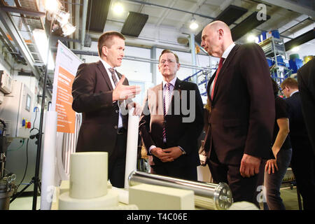 15 April 2019, Thuringia, Hermsdorf: Ingolf Voigt from the Fraunhofer Institute explains Bodo Ramelow (Die Linke), Thuringia's Minister President and Wolfgang Tiefensee (SPD), Thuringia's Minister of Economic Affairs (l-r) Ceramic Products at the groundbreaking ceremony for a new center at the Fraunhofer Institute for Ceramic Technologies and Systems. For example, the Institute wants to continue working on new energy storage devices made of ceramics and plastics that last longer and are more powerful than today's batteries and accumulators. Photo: Bodo Schackow/dpa Stock Photo