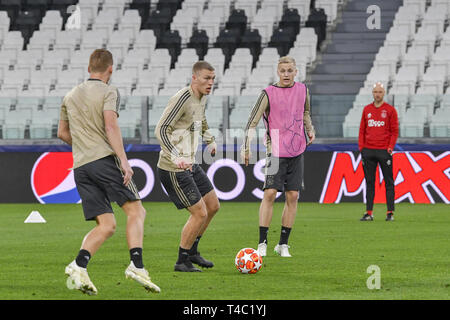 Turin, Italy. 15th Apr, 2019. Soccer: Champions League, Before the quarter-final rematch, Juventus Turin - Ajax Amsterdam, Ajax Training. Player of Ajax training. Credit: Antonio Polia/dpa/Alamy Live News Stock Photo