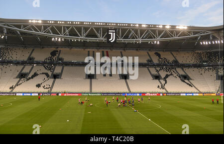 Turin, Italy. 15th Apr, 2019. Soccer: Champions League, Before the quarter-final rematch, Juventus Turin - Ajax Amsterdam, Ajax Training. Player of Ajax training. Credit: Antonio Polia/dpa/Alamy Live News Stock Photo