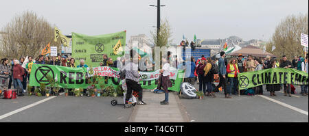 London, UK. 16th April, 2019. Extinction Rebellion Climate Change protesters continue a blockade of Waterloo Bridge to vehicle traffic during London’s morning rush-hour. Credit: Malcolm Park/Alamy Live News.