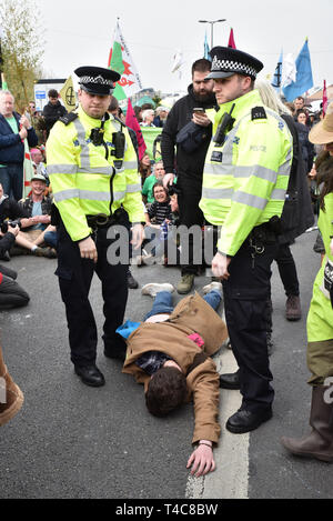 London, UK. 16th Apr, 2019. Waterloo Bridge, London, UK. 16th April 2019. Extinction Rebellion protesters are arrested while blocking Waterloo Bridge. Credit: Matthew Chattle/Alamy Live News
