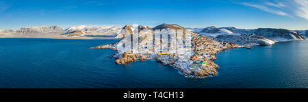 Ittoqqortoormiit Village, Illoqqortoormiut (Greenlandic) Scoresbysund (Danish), Greenland Stock Photo