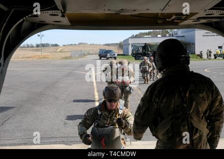 U.S. Army National Guard Soldiers with Detachment 1, Bravo Company, 2-238th General Support Aviation Battalion, South Carolina National Guard, partnered with Joint Terminal Attack Controllers to conduct jump training from a CH-47 Chinook helicopter over North Carolina, March 19, 2019. The training served as an opportunity for the South Carolina National Guard to partner with active duty Air Force and Army units to build relationships and maintain proficiency in conducting the operations Stock Photo