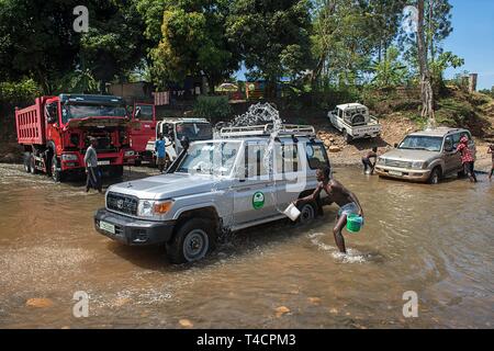 Cars are washed in the river, Mago National Park near Jinka, Lower Omo Valley, Omo Region, South Ethiopia, Ethiopia Stock Photo