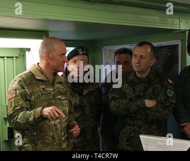 Col. Patrick Michaelis, commander of the Mission Command Element in Poznan, Poland, explains operational procedures to members of the Polish armed forces during a command post exercise in Drawsko Pomorskie, Poland, March 22.    The purpose of the visit was to gain an understanding of the MCE's command post daily operations and to see how the headquarters' staff conducts battle tracking so that both the U.S. forces and Polish forces have a shared understanding and common operating picture during joint operations.    U.S. forces deployed to Europe in support of Atlantic Resolve is evidence of th Stock Photo