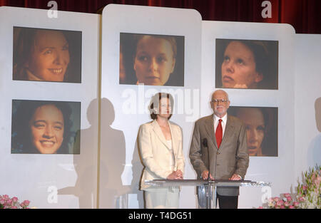 LOS ANGELES, CA. January 27, 2004: Actress SIGOURNEY WEAVER & Academy president FRANK PIERSON at the Academy of Motion Picture Arts & Sciences where they announced the nominees for the 76th Annual Academy Awards. Stock Photo
