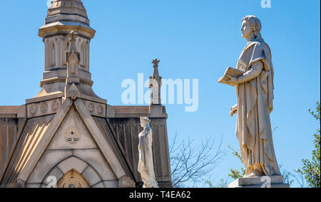 Cemetery statues and mausoleum at Historic Oakland Cemetery in Atlanta, Georgia. (USA) Stock Photo