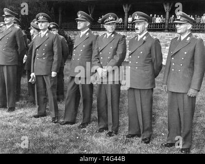 Major Generals (l-r) Munzel, Freiherr von Liebenstein, Pernsel, Hermann and Horn on 15 May 1956 in the General-Ludwig-Beck barracks in Sonthofen listeing to a speach of the German Secretary of Defense Blank (not shown). | usage worldwide Stock Photo