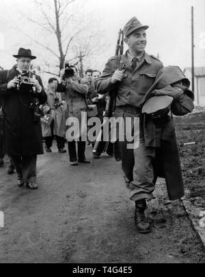 The first 500 soldiers of the newly founded German armed forces - Bundeswehr - arrive on 2 January 1956 in Andernach. | usage worldwide Stock Photo