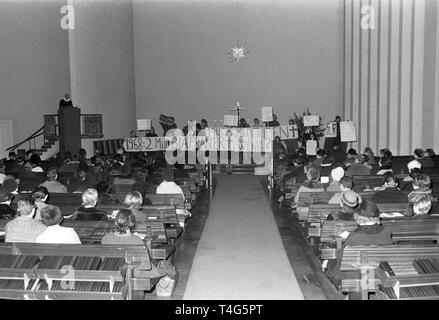 Twenty students, who are on hunger strike to demonstrate for Biafra, enter the church St Nikolai in Hamburg during a service and are allowed to show posters and speak about the situation in Biafra on 15 December 1968. | usage worldwide Stock Photo
