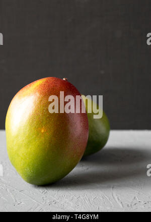 Simple Mango Side Colorful sweet mangoes, side view. Close-up Stock Photo - Alamy