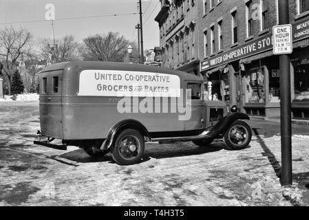 Vintage cars from the 1930s and 40s presented in a photo from the time period Stock Photo