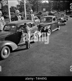 Vintage cars from the 1930s and 40s presented in a photo from the time period Stock Photo