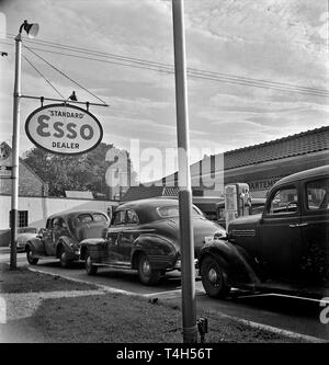 Vintage cars from the 1930s and 40s presented in a photo from the time period Stock Photo