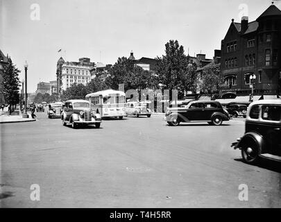 Vintage cars from the 1930s and 40s presented in a photo from the time period Stock Photo