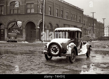 Vintage cars from the 1930s and 40s presented in a photo from the time period Stock Photo