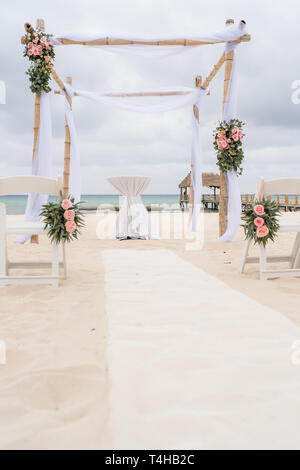 Romantic decoration with pavilion of a beach wedding on the beach with sea in the background Stock Photo