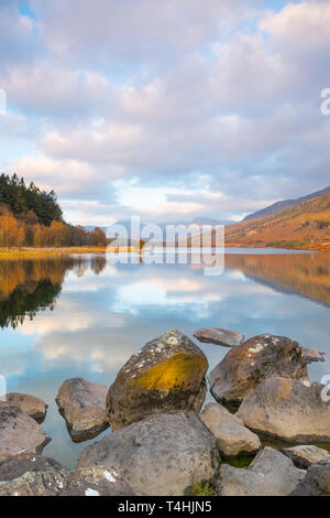 Scenic morning view: welsh Snowdon Horseshoe mountains in clouds, reflected in still water of Llynnau Mymbyr, Snowdonia National Park, North Wales, UK. Stock Photo