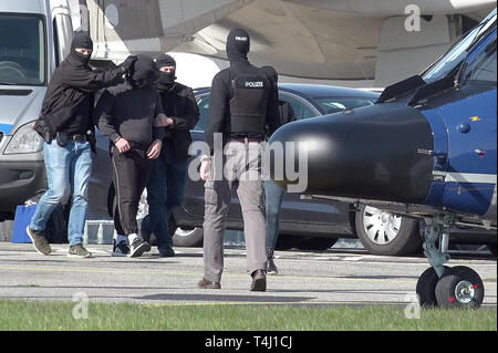 Hamburg, Germany. 17th Apr, 2019. A suspected member of the terrorist militia IS (2nd from left) is brought to a helicopter of the Federal Police at Hamburg Airport. The plane will fly the suspect to Karlsruhe, where an investigating judge at the Federal High Court will decide on the execution of the detention pending trial. Credit: Bodo Marks/dpa/Alamy Live News Stock Photo