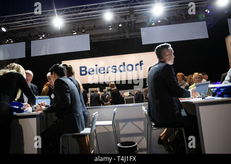 Hamburg, Germany. 17th Apr, 2019. Shareholders attend the Annual General Meeting of Beiersdorf AG in the exhibition halls. Credit: Christian Charisius/dpa/Alamy Live News Stock Photo