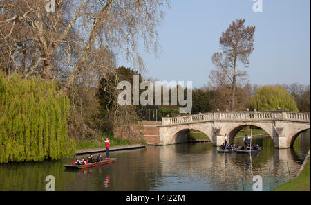 Cambridge, England, 17th April 2019, UK weather. After a hazy start, sunshines on the River Cam with tourists  enjoying a guided tour in full sun at 9 degrees on the punt at Kings College Bridge and expected 18 degrees by afternoon. Stock Photo