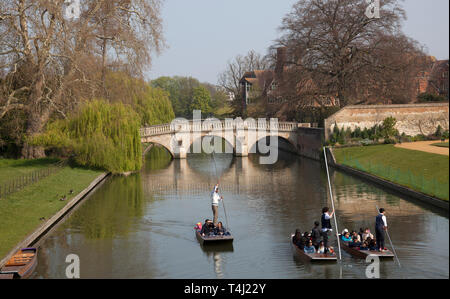 Cambridge, England, 17th April 2019, UK weather. After a hazy start, sunshines on the River Cam with tourists  enjoying a guided tour in full sun at 9 degrees on the punt at Kings College Bridge and expected 18 degrees by afternoon. Stock Photo