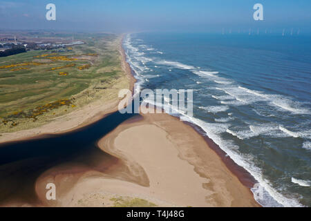 Esplanade Aberdeen Scotland 17 April 2019. Beautiful sunny weather along the Esplanade beach towards the River Don. Credit Alan Oliver / Alamy Live News Stock Photo