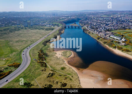 Esplanade Aberdeen Scotland 17 April 2019. Beautiful sunny weather along the Esplanade beach towards the River Don. Credit Alan Oliver / Alamy Live News Stock Photo