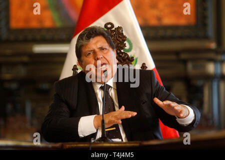 Lima, Peru. 21st Nov, 2011. Alan Garcia, former president of Peru, speaks after inaugurating the electrification works in 9 regions of Peru at the government palace in Lima. Former Peruvian head of state Alan García is dead. The 69-year-old died on 17.04.2019 from the consequences of a gunshot wound to his head, which he inflicted on himself when he was arrested on charges of corruption. Credit: Oscar Farje/Presidencia/dpa - ATTENTION: Only for editorial use and only with complete mention of the above credit/dpa/Alamy Live News Stock Photo