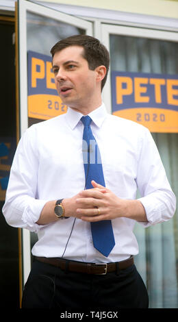 Marshalltown, Iowa, USA. 17th Apr, 2019. The mayor of South Bend, Indiana, PETE BUTTIGIEG, speaks at a house party during his first trip to Iowa as a presidential candidate. Credit: ZUMA Press, Inc./Alamy Live News Stock Photo