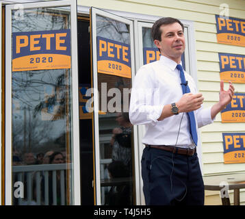 Marshalltown, Iowa, USA. 17th Apr, 2019. The mayor of South Bend, Indiana, PETE BUTTIGIEG, speaks at a house party during his first trip to Iowa as a presidential candidate. Credit: ZUMA Press, Inc./Alamy Live News Stock Photo