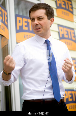 Marshalltown, Iowa, USA. 17th Apr, 2019. The mayor of South Bend, Indiana, PETE BUTTIGIEG, speaks at a house party during his first trip to Iowa as a presidential candidate. Credit: ZUMA Press, Inc./Alamy Live News Stock Photo