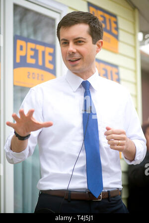 Marshalltown, Iowa, USA. 17th Apr, 2019. The mayor of South Bend, Indiana, PETE BUTTIGIEG, speaks at a house party during his first trip to Iowa as a presidential candidate. Credit: ZUMA Press, Inc./Alamy Live News Stock Photo