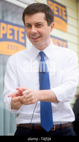 Marshalltown, Iowa, USA. 17th Apr, 2019. The mayor of South Bend, Indiana, PETE BUTTIGIEG, speaks at a house party during his first trip to Iowa as a presidential candidate. Credit: ZUMA Press, Inc./Alamy Live News Stock Photo