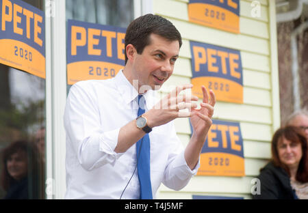 Marshalltown, Iowa, USA. 17th Apr, 2019. The mayor of South Bend, Indiana, PETE BUTTIGIEG, speaks at a house party during his first trip to Iowa as a presidential candidate. Credit: ZUMA Press, Inc./Alamy Live News Stock Photo