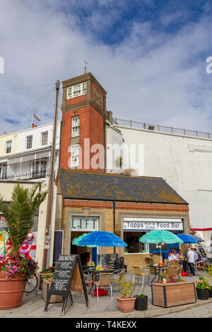 The Wellington Crescent Lift with the Topps hot and cold food bar in Ramsgate, Kent, UK. Stock Photo