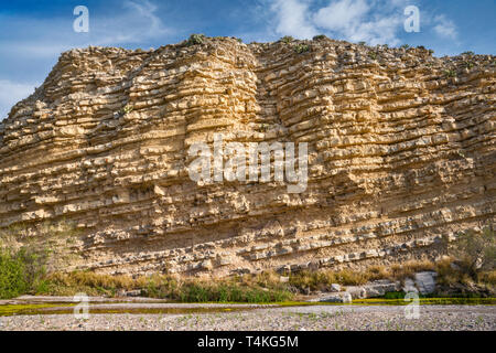 Limestone and shale layers of Boquillas Formation over small stream near Hot Springs, Big Bend National Park, Texas, USA Stock Photo