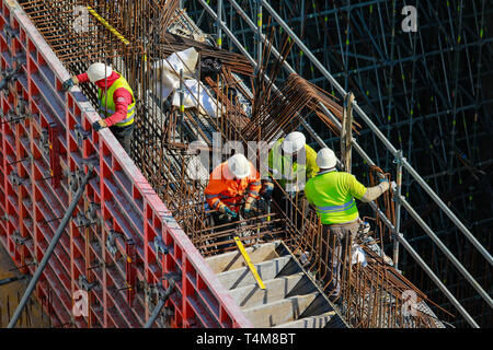 Germany - Construction industry, construction workers work on a construction site. Deutschland - Bauwirtschaft, Bauarbeiter arbeiten auf einer Baustel Stock Photo