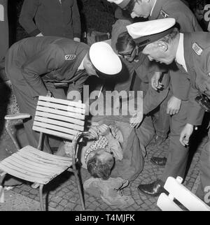 The police wakes fifty-one loafers early in the morning of 18 August 1967 in Hannover during a razzia. | usage worldwide Stock Photo