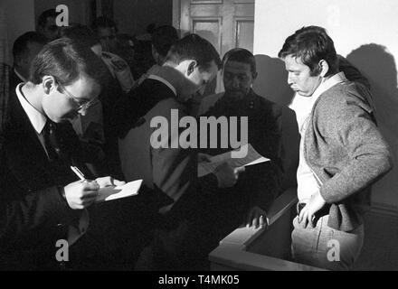 Student leader Daniel Cohn-Bendit (r) in front of court. He had to face the charge of civil disorder on 27 September 1968 in Frankfurt. | usage worldwide Stock Photo