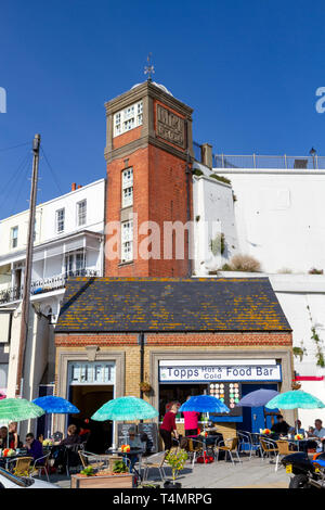 The Wellington Crescent Lift with the Topps hot and cold food bar in Ramsgate, Kent, UK. Stock Photo