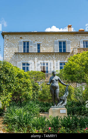 France, Alpes Maritimes, Cagnes sur Mer, Domaine des Collettes, Renoir museum, sculpture Venus Victrix in front of the house sculpted by Richard Guino Stock Photo