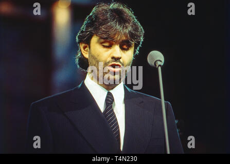 Andrea Bocelli, italienischer Sänger und Produzent, bei einem Auftritt, Deutschland 1996. Italian singer Andrea Bocelli performing at Germany, 1996. Stock Photo