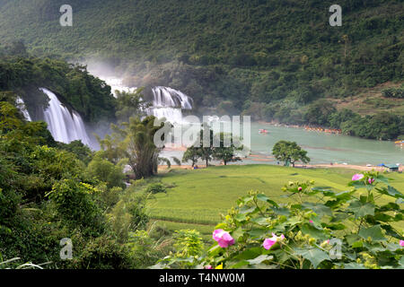 Image of Ban Gioc waterfall flows down in Cao Bang province, Vietnam. Ban Gioc waterfall is one of the top 10 waterfalls in the world and along Vietna Stock Photo