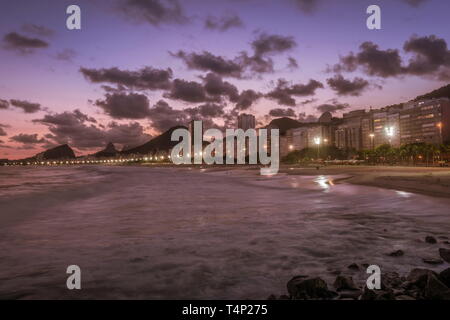 Brasil, Rio de Janeiro, Carnival, Samba school Unidos da Tijuca performing  in golden costumes Stock Photo - Alamy