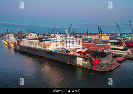 Hamburg Hafen. Kreuzfahrtschiff AIDALuna im Dock 11 der Werft Blohm + Voss. Abendstimmung,  Luftaufnahme. Derzeit ist das Kreuzfahrtschiff AIDA Luna z Stock Photo