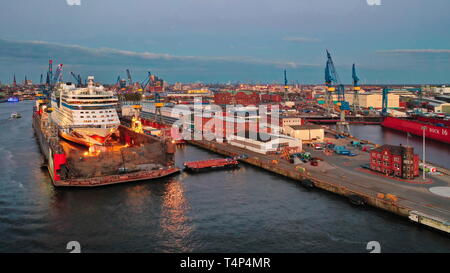 Hamburg Hafen. Kreuzfahrtschiff AIDALuna im Dock 11 der Werft Blohm + Voss. Abendstimmung,  Luftaufnahme. Derzeit ist das Kreuzfahrtschiff AIDA Luna z Stock Photo