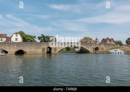 The southern part of Abingdon Bridge (technically called Burford Bridge (A415) viewed from the River Thames in Abingdon, Oxfordshire, UK. Stock Photo