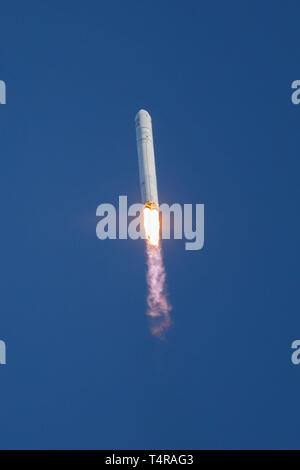 Wallops Island, Virginia, USA. 17th Apr, 2019. The Antares rocket carrying the Cygnus cargo spacecraft lifts off from NASA's Wallops Flight Facility in Wallops Island, Virginia, the United States, on April 17, 2019. A U.S. rocket was launched on Wednesday from NASA's Wallops Flight Facility on Virginia's Eastern Shore, carrying cargo with the space agency's resupply mission for the International Space Station (ISS). The Antares rocket built by Northrop Grumman lifted off at 4:46 p.m. EDT, carrying the Cygnus cargo spacecraft to the ISS. Credit: Xinhua/Alamy Live News